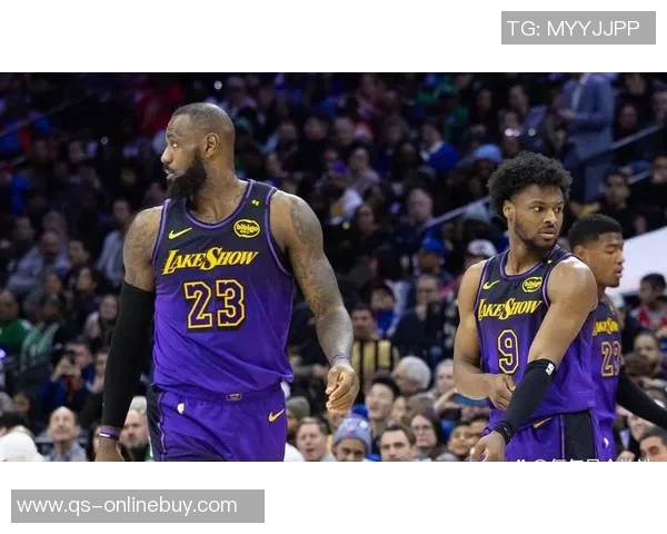 詹姆斯关键时刻暂停指挥队友成功防守上演致命抢断精彩瞬间 詹姆斯关键时刻暂停指挥队友成功防守上演致命抢断精彩瞬间